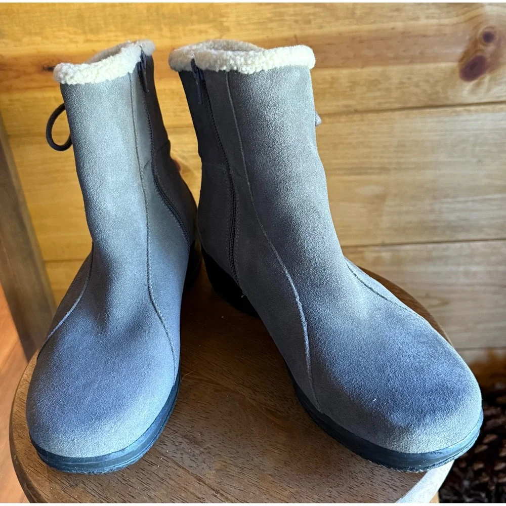 Clarks NWOT Bendables Womens 8M Gray Suede Faux Shearling Trim Ankle Boots - Picture 1 of 7